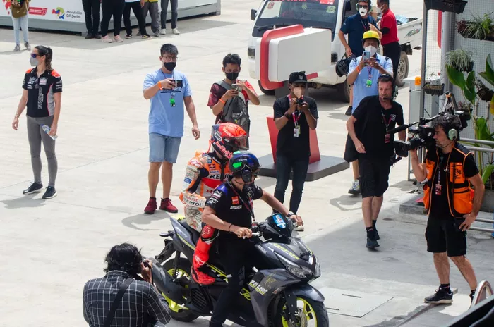 Marc Márquez, Repsol Honda, después de caer durante el Warm Up