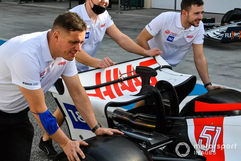 Mecánicos de Haas con el coche de Pietro Fittipaldi, Haas VF-22
