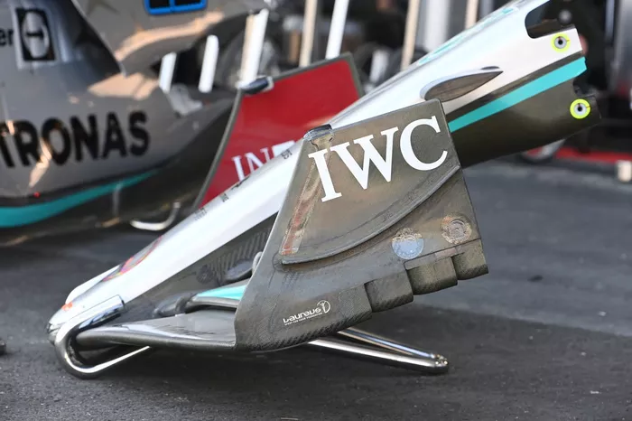 Detalle del alerón delantero del Mercedes W13