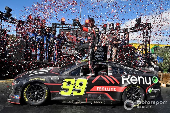 Daniel Suárez, TrackHouse Racing, Onx Homes / Renu Chevrolet Camaro celebra su victoria