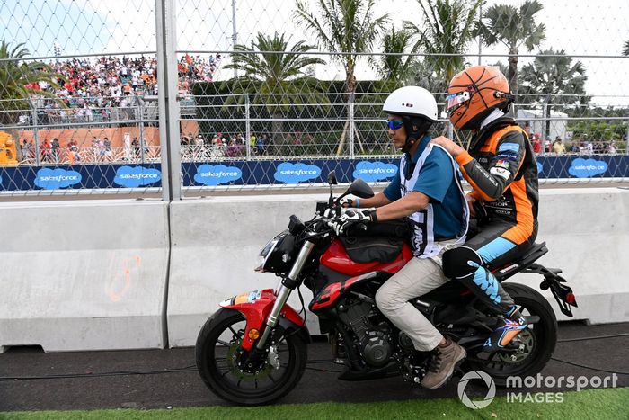Lando Norris, de McLaren, en scooter de vuelta a los boxes después de estrellarse en la carrera