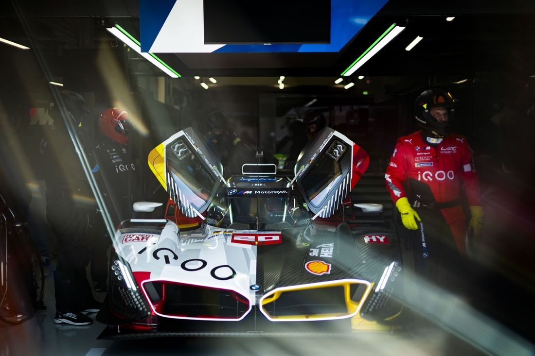 #20 BMW M Team WRT BMW M Hybrid V8: Rene Rast, Robin Frijns, Sheldon Van Der Linde