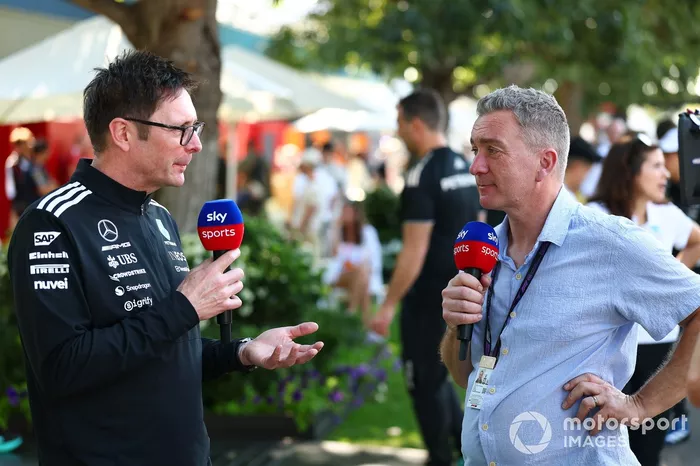 Andrew Shovlin, Director de Ingeniería en pista del equipo Mercedes AMG Petronas F1, es entrevistado por Craig Slater, Sky Sports F1.