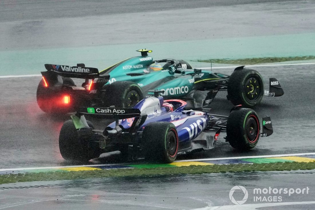 Fernando Alonso, Aston Martin AMR24, se adelanta mientras Liam Lawson, RB F1 Team VCARB 01, se desmelena