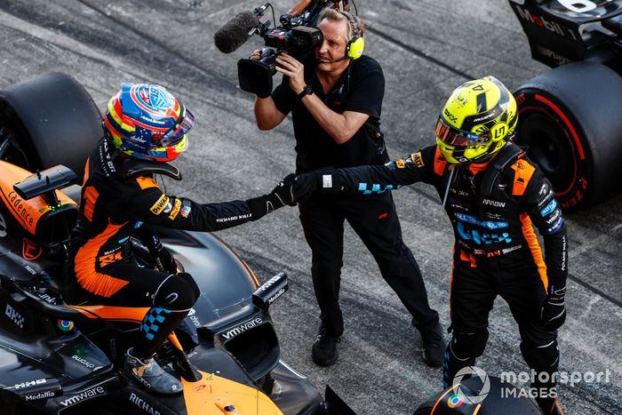 Oscar Piastri, McLaren, Lando Norris, McLaren, se felicitan en Parc Ferme tras la clasificación