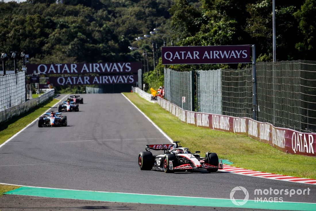 Kevin Magnussen, Haas VF-23, Alex Albon, Williams FW45, Logan Sargeant, Williams FW45