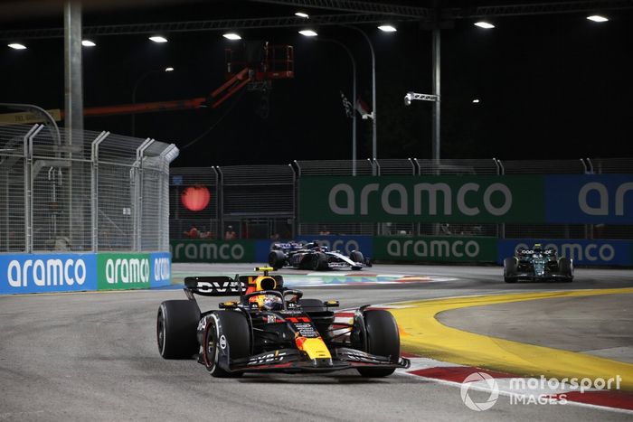 Sergio Pérez, Red Bull Racing RB19, Fernando Alonso, Aston Martin AMR23, Esteban Ocon, Alpine A523
