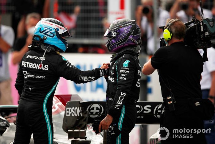 Valtteri Bottas, Mercedes, 3ª posición, y Lewis Hamilton, Mercedes, 2ª posición, se felicitan mutuamente en el Parc Ferme