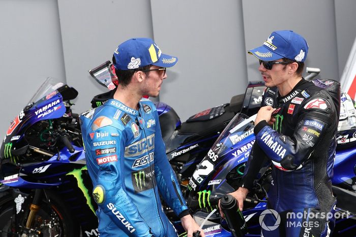 Segundo lugar Maverick Viñales, Yamaha Factory Racing, tercer lugar Joan Mir, Team Suzuki MotoGP