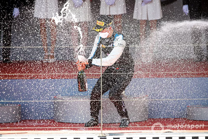 El ganador en Mónaco, Guanyu Zhou, Uni-Virtuosi Racing, celebra en el podio