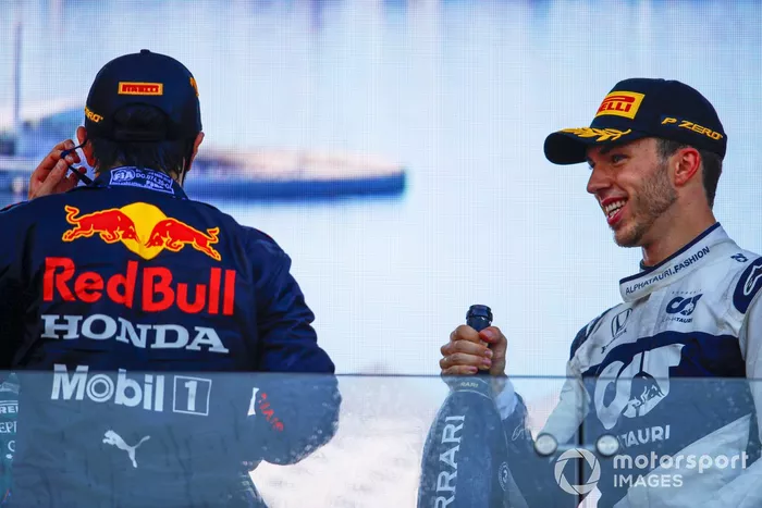 Podio: ganador de la carrera Sergio Pérez, Red Bull Racing, tercer lugar Pierre Gasly, AlphaTauri
