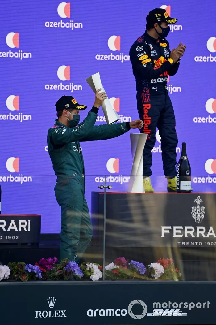 Podio: segundo lugar Sebastian Vettel, Aston Martin, ganador de la carrera Sergio Pérez, Red Bull Racing