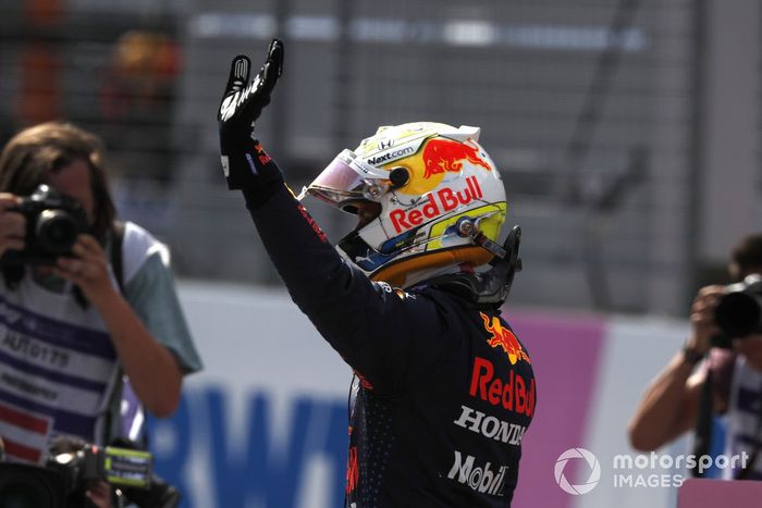 Ganador de la pole  Max Verstappen, Red Bull Racing, celebra en Parc Ferme