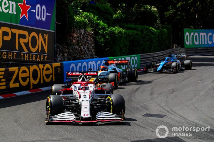 Kimi Raikkonen, Alfa Romeo Racing C41 , Daniel Ricciardo, McLaren MCL35M, Fernando Alonso, Alpine A521