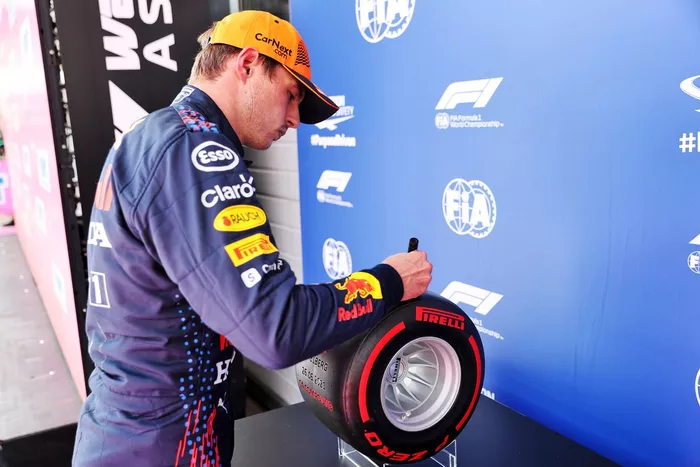 Ganador de la pole Max Verstappen, Red Bull Racing con el trofeo Pirelli Pole Position