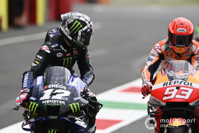 Maverick Vinales, Yamaha Factory Racing, mira a Marc Marquez, Repsol Honda Team