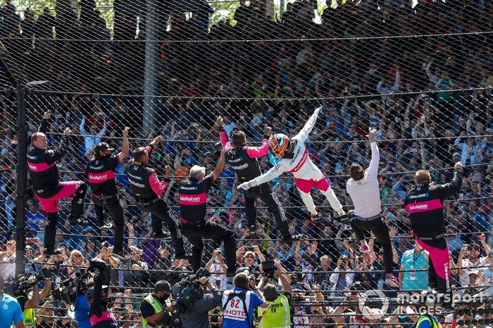 Ganador Helio Castroneves, Meyer Shank Racing Honda celebra