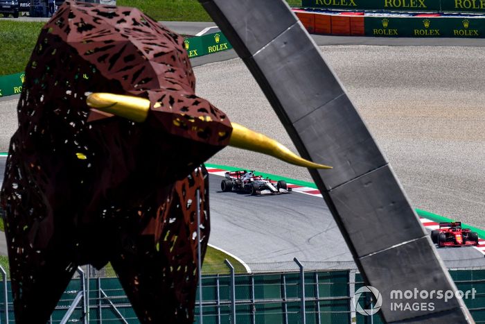 Carlos Sainz Jr., Ferrari SF21, Robert Kubica, Alfa Romeo Racing C41