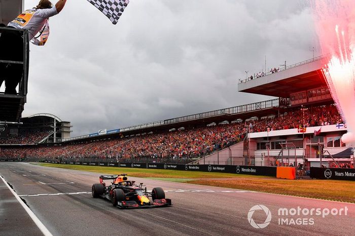 Ganador de la carrera Max Verstappen, Red Bull Racing RB15 cruza la meta

