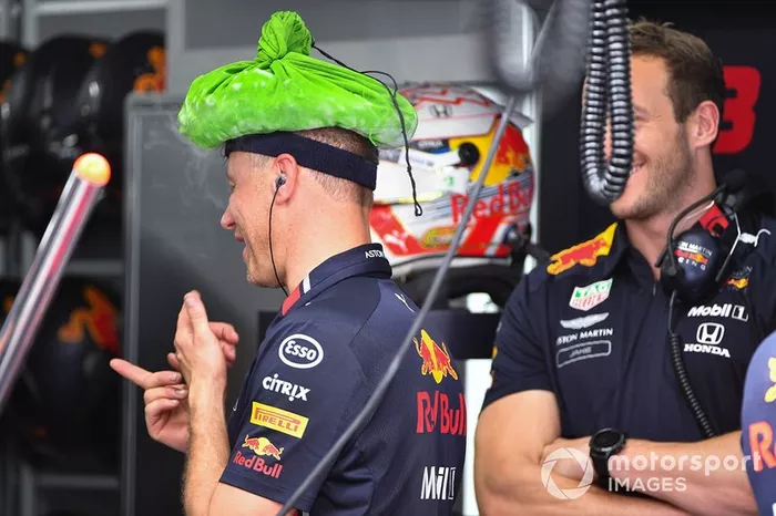 Un mecánico de Red Bull con un dispositivo de enfriamiento en la cabeza