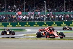 Charles Leclerc, Ferrari SF90, voor Max Verstappen, Red Bull Racing RB15