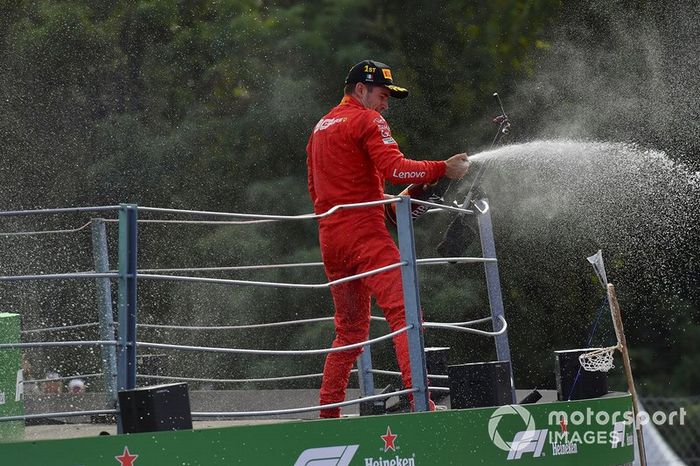 Podio: ganador de la carrera Charles Leclerc, Ferrari