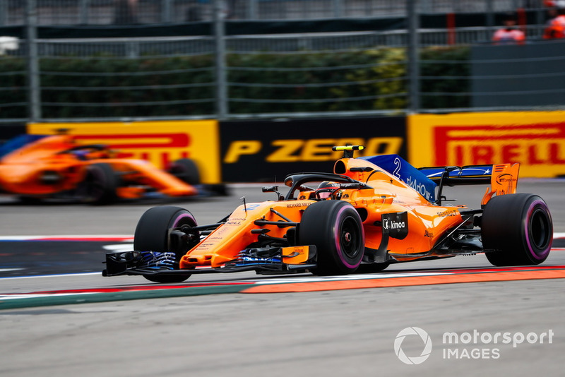 Stoffel Vandoorne, McLaren MCL33, voor Fernando Alonso, McLaren MCL33