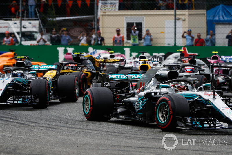 Lewis Hamilton, Mercedes AMG F1 W09, lidera Valtteri Bottas, Mercedes AMG F1 W09, Romain Grosjean, Haas F1 Team VF-18, Carlos Sainz Jr., Renault Sport F1 Team RS 18, y el resto del campo en el inicio