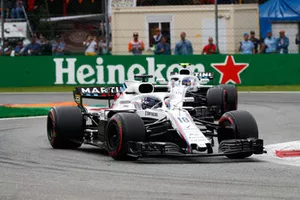 Lance Stroll, Williams FW41, devant Sergey Sirotkin, Williams FW41