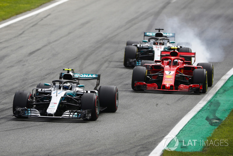 Valtteri Bottas, Mercedes AMG F1 W09, Kimi Raikkonen, Ferrari SF71H