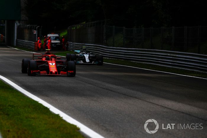 Kimi Raikkonen, Ferrari SF71H y Valtteri Bottas, Mercedes AMG F1 W09 