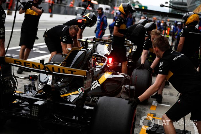 Carlos Sainz Jr., Renault Sport F1 Team RS 18, pits