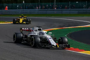 Lance Stroll, Williams FW41 et Carlos Sainz Jr., Renault Sport F1 Team R.S. 18