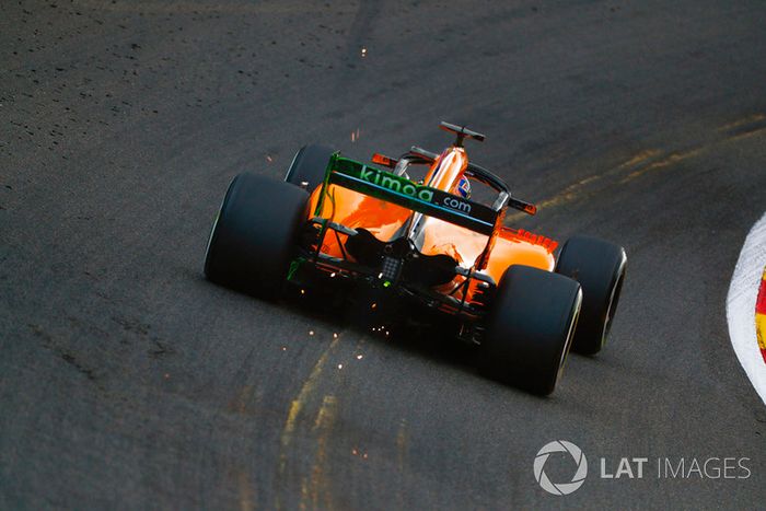 Lando Norris, McLaren MCL33, provoca chispas