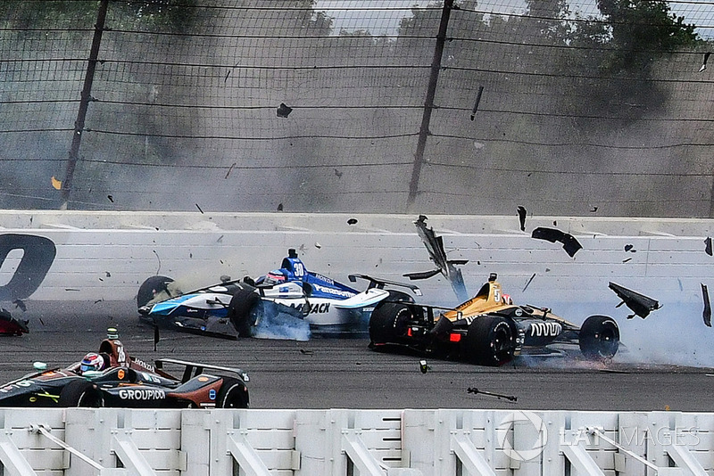 Accidente de Robert Wickens, Schmidt Peterson Motorsports Honda, James Hinchcliffe, Schmidt Peterson Motorsports Honda, Ryan Hunter-Reay, Andretti Autosport Honda, Pietro Fittipaldi, Dale Coyne Racing Honda