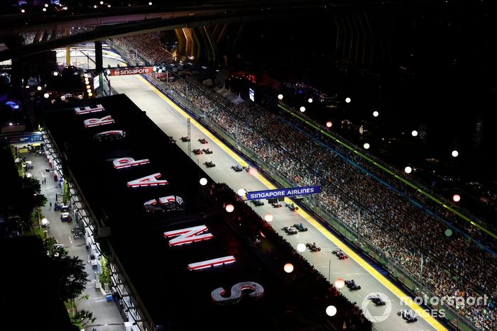 Sergio Pérez, Red Bull Racing RB18, Charles Leclerc, Ferrari F1-75, Lewis Hamilton, Mercedes W13, Carlos Sainz, Ferrari F1-75, Lando Norris, McLaren MCL36, el resto del grupo se aleja para la salida