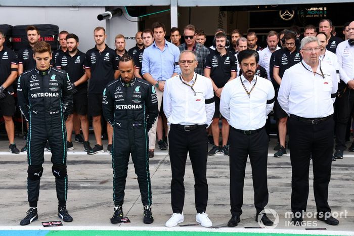 George Russell, Mercedes AMG, Lewis Hamilton, Mercedes AMG, Stefano Domenicali, director general de la Fórmula 1, Mohammed bin Sulayem, presidente de la FIA, Ross Brawn, director general de deportes de motor de la FOM, junto con el equipo Mercedes en el homenaje a la Reina Isabel II