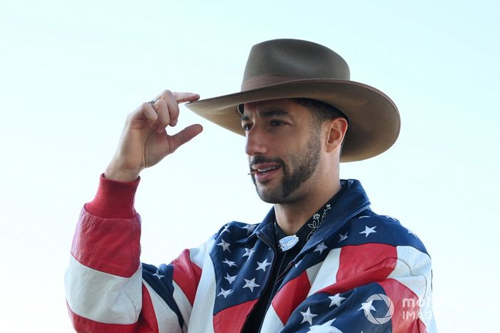 Daniel Ricciardo, McLaren llega en caballo al paddock