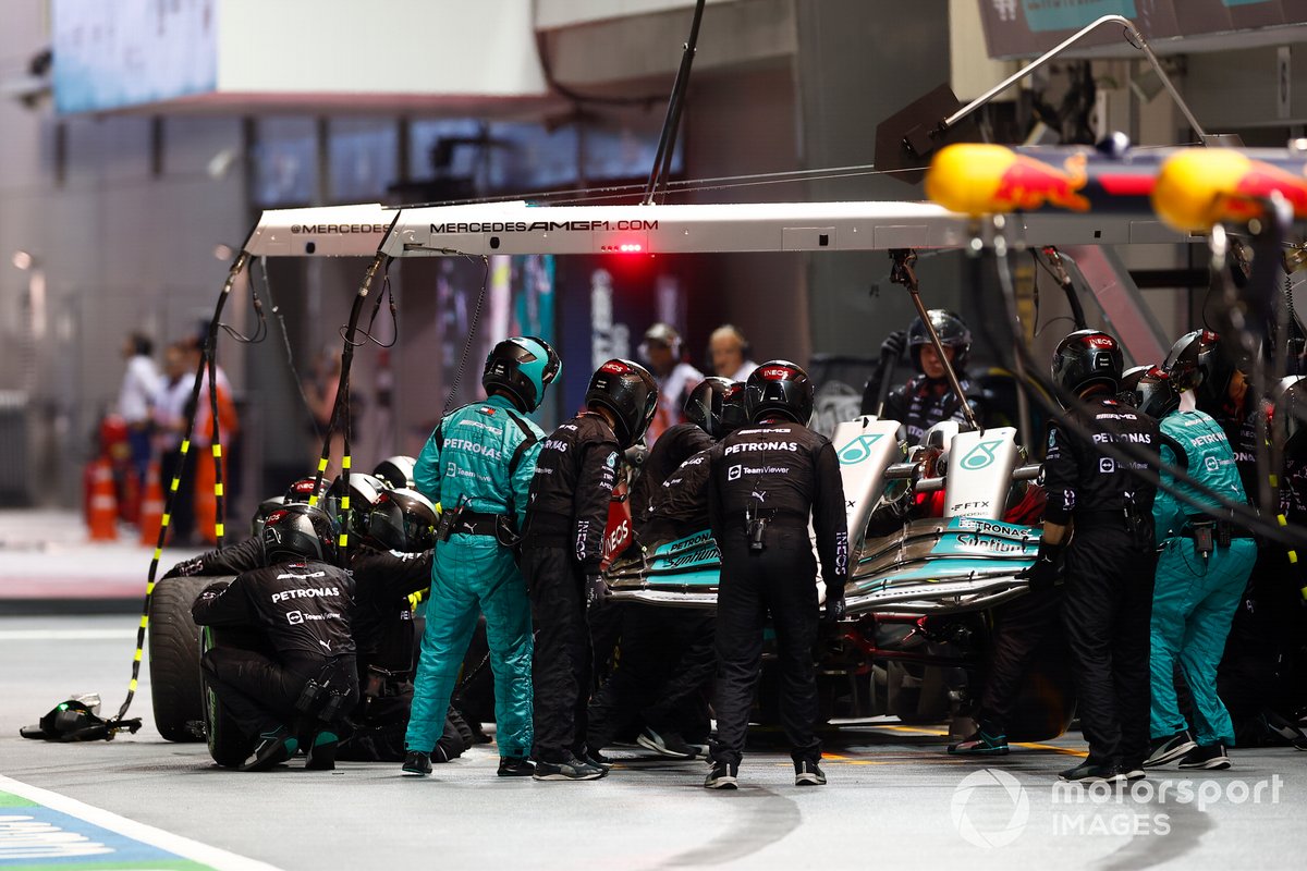 El equipo de boxes de Mercedes sustituye un alerón delantero en el coche de Lewis Hamilton, Mercedes W13