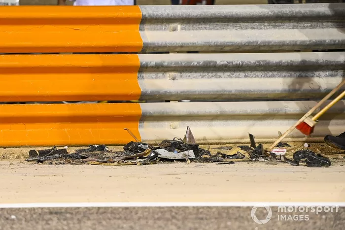 Los oficiales retiran los restos después del choque de Romain Grosjean, Haas VF-20, en la primera vuelta