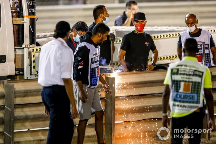 Un equipo repara el Armco después de del accidente de Romain Grosjean