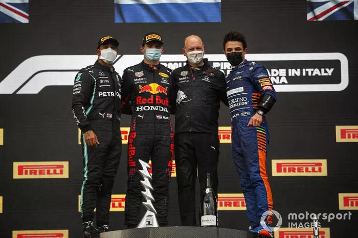 Podio: segundo lugar Lewis Hamilton, Mercedes, ganador de la carrera Max Verstappen, Red Bull Racing y el tercer lugar Lando Norris, McLaren