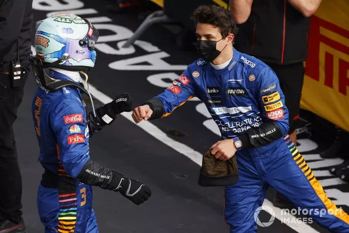 Daniel Ricciardo, McLaren, y Lando Norris, McLaren, 3ª posición, se felicitan mutuamente en Parc Ferme