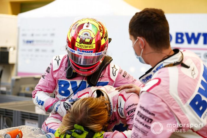 Sergio Pérez, de Racing Point, con sus mecánicos después de retirarse de la carrera