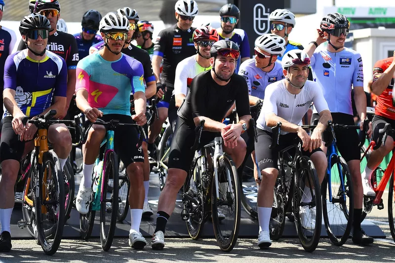 Mark Cavendish et les pilotes de MotoGP