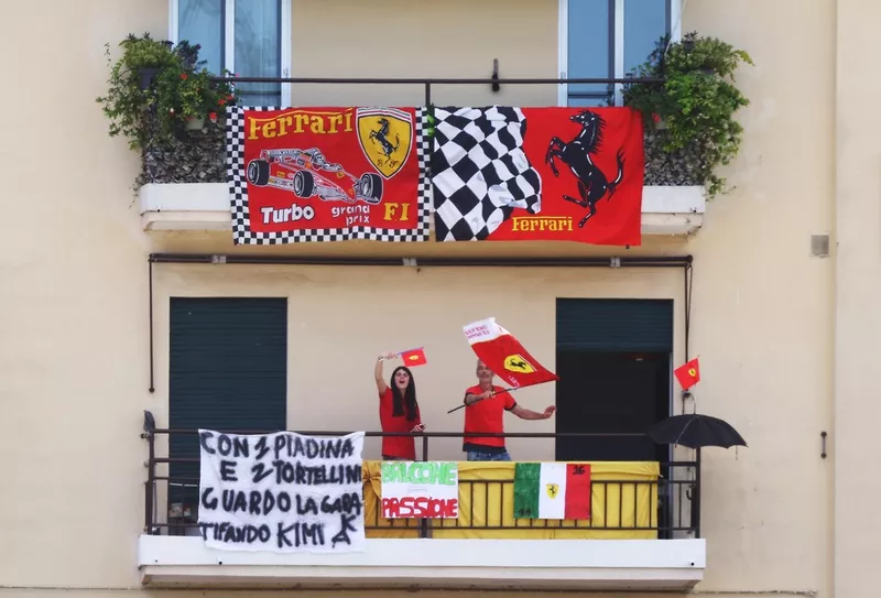 Des fans de Ferrari sur un balcon 
