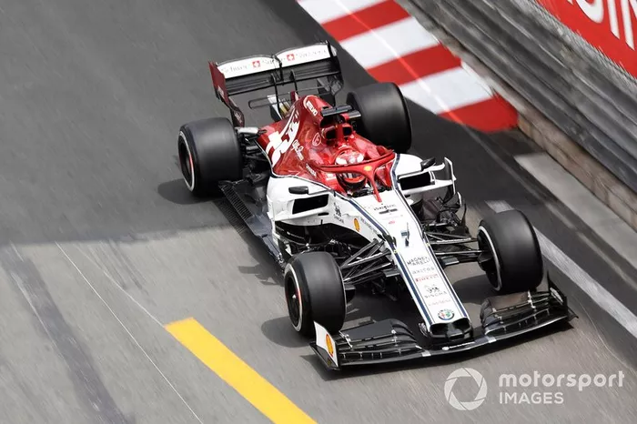 Raikkonen fue molestado en libres por un Force...Racing Point
