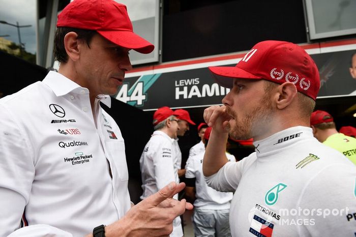 Toto Wolff, Director Ejecutivo (Negocios), Mercedes AMG, con Valtteri Bottas, Mercedes AMG F1, 3ª posición