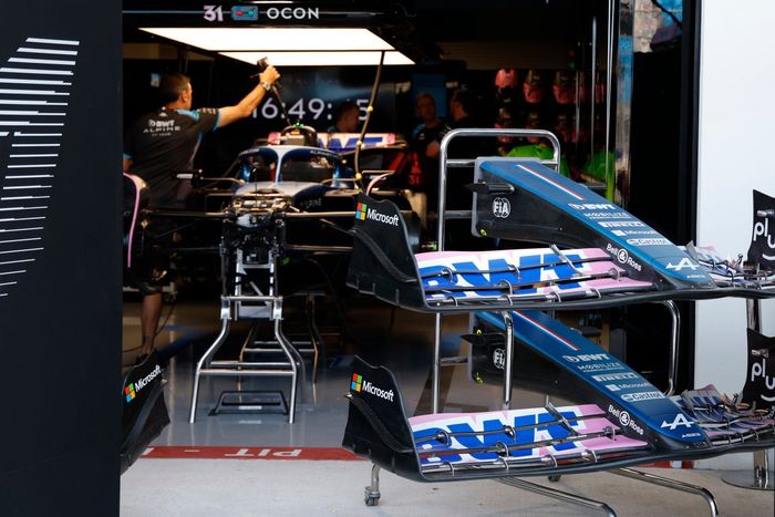 Alerones delanteros del Alpine F1 Team fuera del garaje