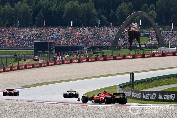 Sergio Pérez, Red Bull Racing RB19, Carlos Sainz, Ferrari SF-23